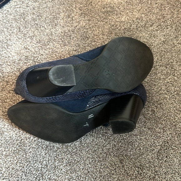 Vionic Anne Leather Zip Booties - Picture 10 of 11